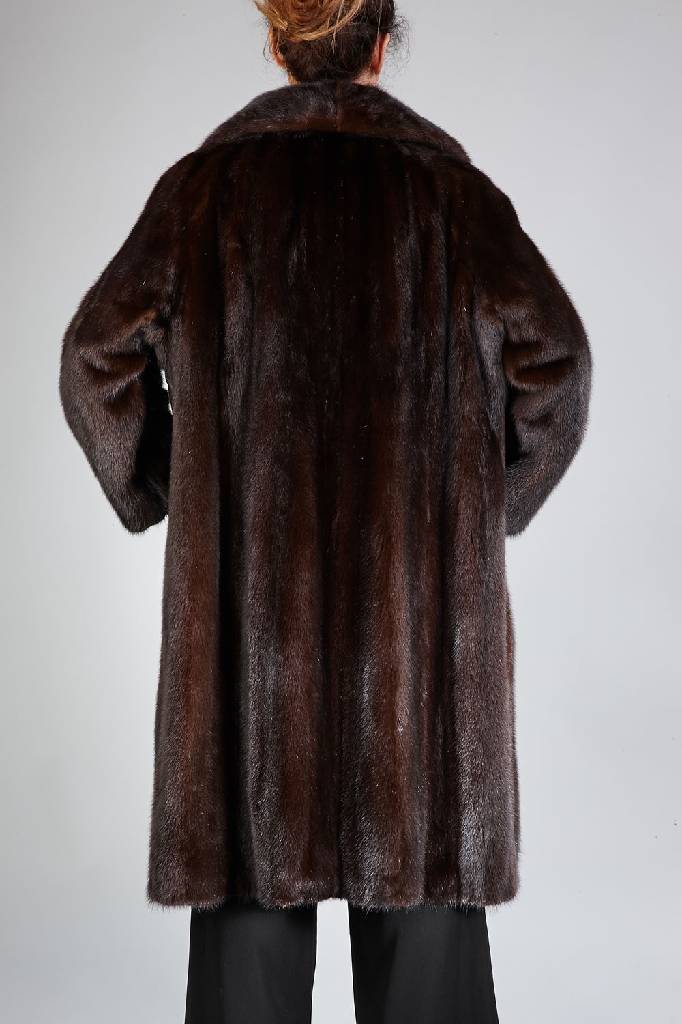 Detail a: Nerzmantel, Gr. ca. 48/50, schwarzes Innenfutter mit Innentasche, dunkelbraune Felle, längs verarbeitet, mit schwarzen Lederstreifen erweitert, ...