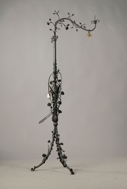Stehlampe, deutsch um 1900, Schmiedeeisen, ergiebiges Rosendekor, spätere Elektrifizierung, unikat, ca. 178 cm,