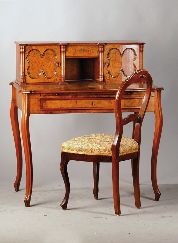 Sekretär, deutsch, um 1850, Nußbaumfurnier, mit Aufsatz, große Schublade und ausziehbare Arbeitsplatte mit Lederaufsatz, Galerie fehlt, ...