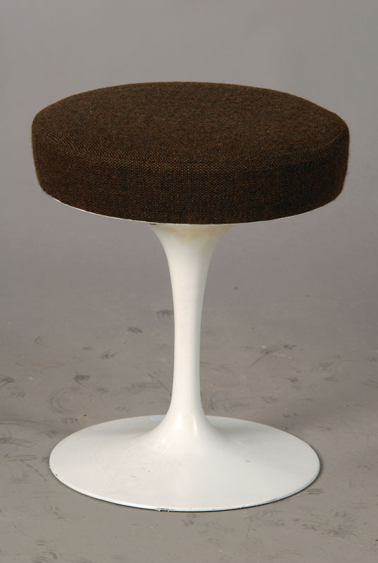 Tulip Hocker, Entwurf Eero Saarinen, um 1955-1956, Stahlfuß, Polstersitz, aufgrund der Kunststofftechnologie konnte Saarinen keinen Stuhl aus einem ...