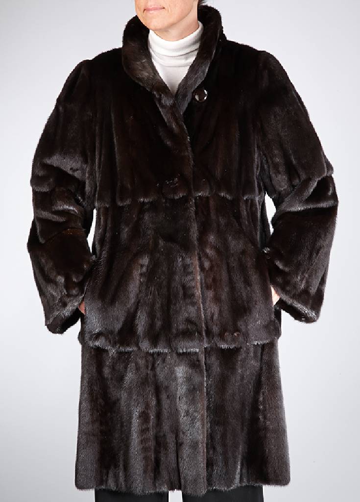 Schwarzer Nerzmantel, ROLF SCHULTE, Gr. ca. 46, Label: Saga Mink Royal Supreme Quality Ranched Mink, braun gemustertes Innenfutter, 2 ...