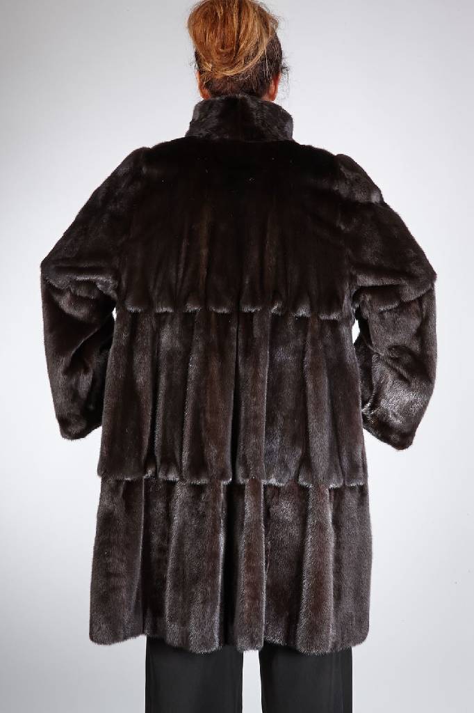 Detail a: Schwarzer Nerzmantel, ROLF SCHULTE, Gr. ca. 46, Label: Saga Mink Royal Supreme Quality Ranched Mink, braun gemustertes Innenfutter, 2 ...