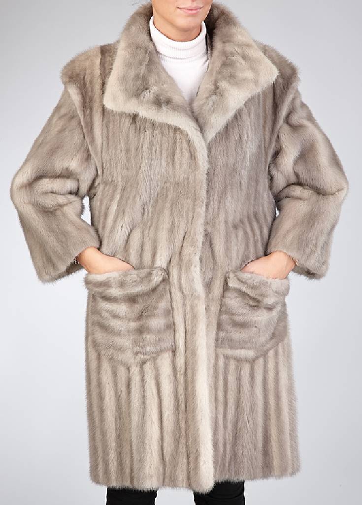 Silbergrauer Nerzmantel, Gr. ca. 36, 2 aufgelegte Taschen, Stehkragen, graues Innen- futter, Rückenl. ca. 106 cm