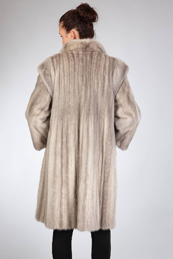 Detail a: Silbergrauer Nerzmantel, Gr. ca. 36, 2 aufgelegte Taschen, Stehkragen, graues Innen- futter, Rückenl. ca. 106 cm