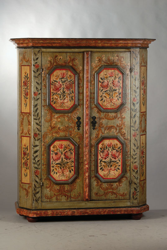 Bauernschrank, 1.H. 19.Jh., Weichholz in alter Fassung, Kopf 5-fach getreppt, 2-türig, je doppelt kassettiert, Ecken abgeplattet, Innenleben mit 3 ...