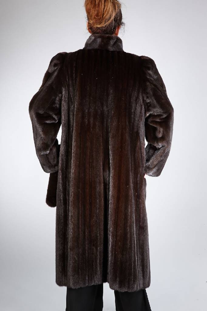 Detail a: Black Glama Nerzmantel, Gr. ca. 38/40, schwarze Felle längs verarbeitet, Stehkragen mit 2 großen Zierknöpfen, 2 seitl. Einschub- taschen, 2 ...