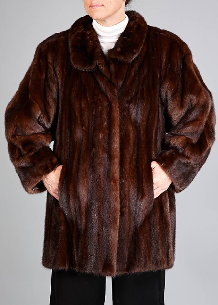 Nerzlongjacke, Gr. ca. 42, braune Nerzfellelängs- bzw. an den Ärmeln querverarbeitet, Kragen mit Zierknopf, 2 seitl. Einschubtaschen, braun ...
