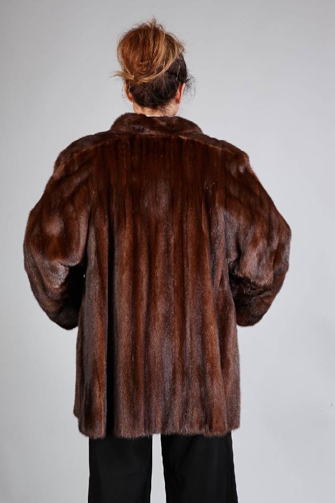 Detail a: Nerzlongjacke, Gr. ca. 42, braune Nerzfellelängs- bzw. an den Ärmeln querverarbeitet, Kragen mit Zierknopf, 2 seitl. Einschubtaschen, braun ...