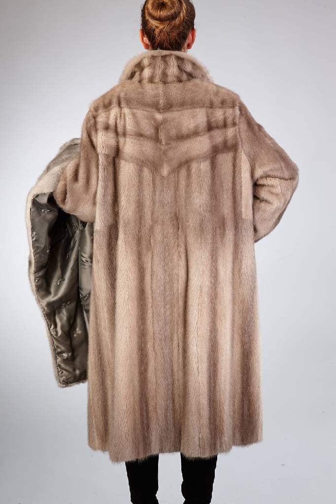 Detail a: Konvolut mit Nerz, 1 x Nerzmantel, braun- beige, Gr. ca. 44, Label: Pelzhaus Arzt, Kaiserslautern,2 Einschubtaschen, Rückenl. ca.110 cm, 1 x ...