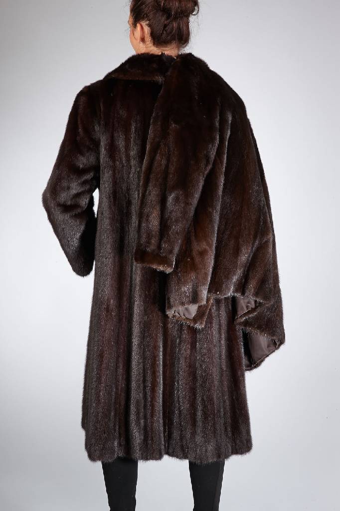 Detail a: Konvolut Nerzmantel und -Jacke, Gr. ca. 42, Innenfutter braun gemustert, 2 seitl. Einschubtaschen, l. ausgestellte Form, Rückenl. ca. 115 cm, Jacke: ...