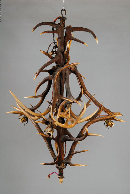 Deckenlampe, deutsch 1.H. 20.Jh., aus Geweihteilen zusammengesetzt, drei Brennstellen, Elektrifizierung nicht geprüft, H. ca. 130cm, D. ca. 90cm