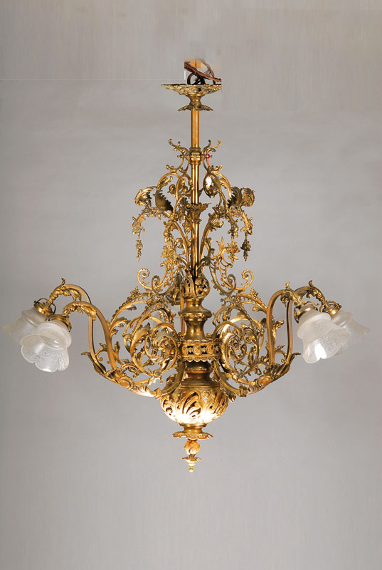 Große Deckenlampe, deutsch, um 1870-1890, Messingguß, reich verziert mit Rocaillen und Ranken, Greifen, 5 Brennstellen mit mattierten Glasschirmen, ...