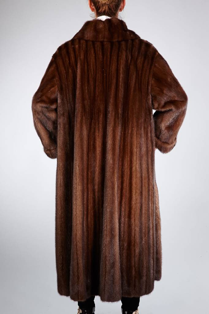 Detail a: JOOP-Nerzmantel, Gr. 38/40, braune female Felle (Ursprung USA), Gehschlitze, Ärmel mit Umschlag, 2 Einschub- taschen, 3 Knöpfe, braunes ...