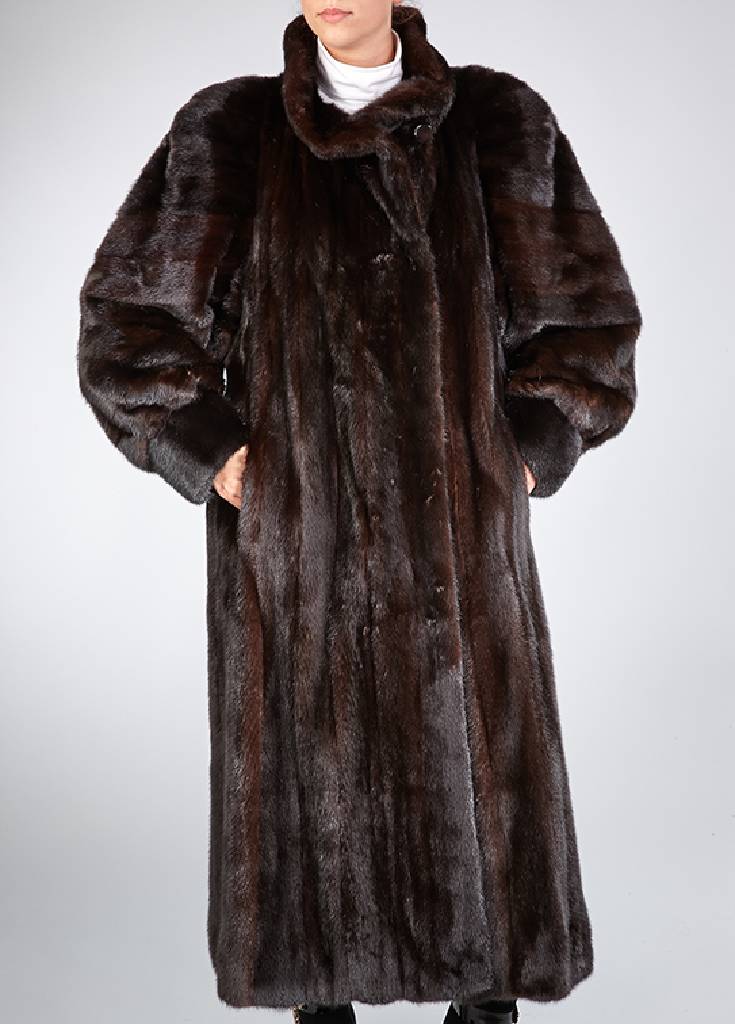 Nerzmantel, Gr. ca. 42/44, schwarze Felle längs verarbeitet, Ärmel mit Manschetten, Kragen mit 2 Zierknöpfen, schwarz gemustertes Innenfutter mit ...