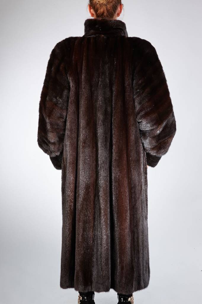 Detail a: Nerzmantel, Gr. ca. 42/44, schwarze Felle längs verarbeitet, Ärmel mit Manschetten, Kragen mit 2 Zierknöpfen, schwarz gemustertes Innenfutter mit ...
