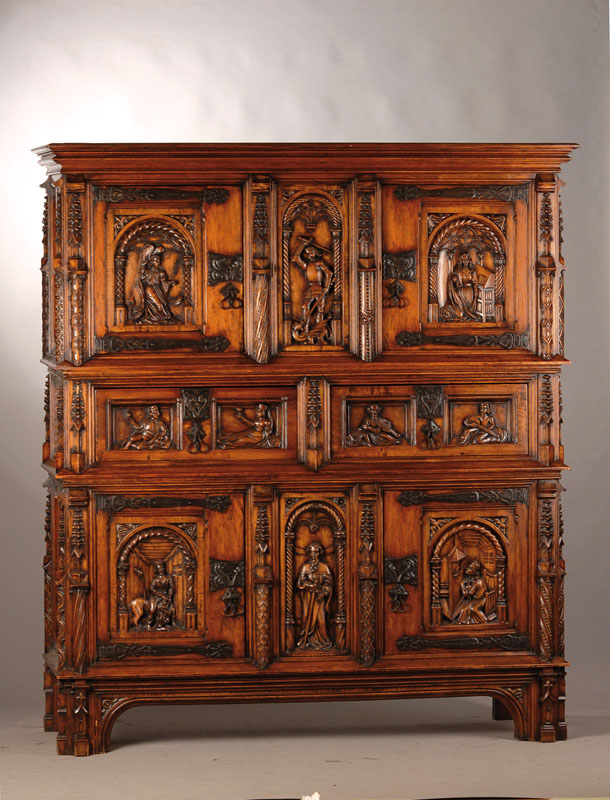 Fassadenschrank, Italien 2.H. 20.Jh., Neo- Gotik bzw. -Renaissance, Kastanienholz, reicheFassadenarchitektur und Reliefschnitzwerk, Kopf fein ...