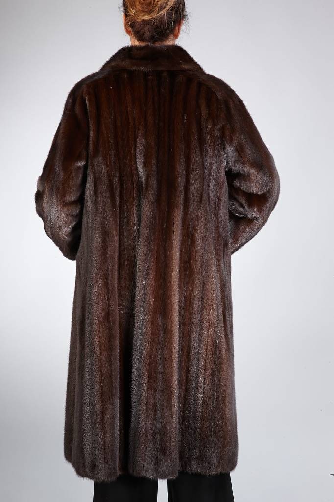 Detail a: Nerzmantel, Gr. ca. 46, dunkelbraune Felle längs verarbeitet, 2. seitl. Einschub- taschen, braunes besticktes Innenfutter, Rückenl. ca. 117 cm, ...
