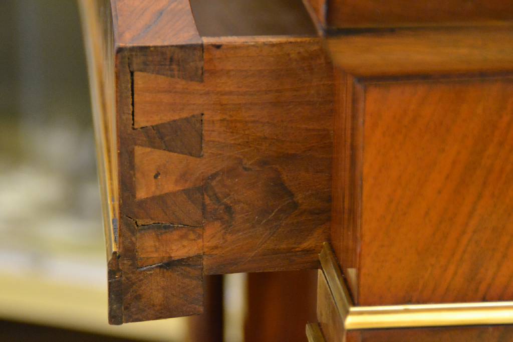 Detail d: Standsekretär, Empire um 1820/30,, Front 4- schübig mit herausklappbarer Schreibplatte, Pyramidennussbaumfurnier gespiegelt verlegt, seitl. ...
