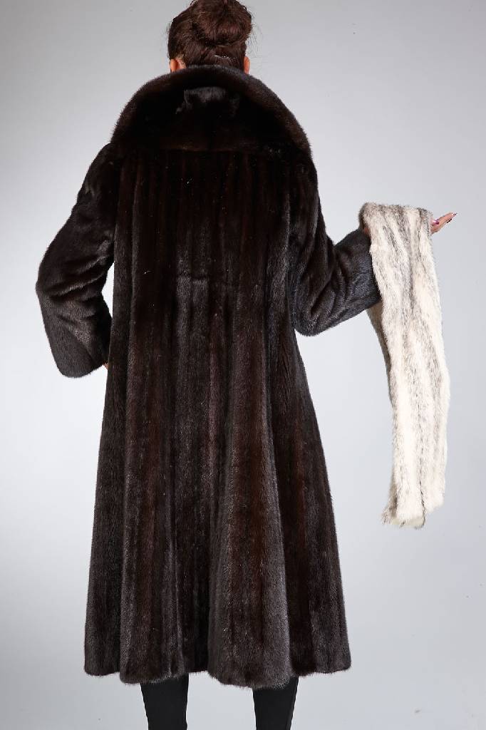 Detail a: GIVENCHY-Black Glama-Nerzmantel, Gr. ca. 44/46, Felle längs verarbeitet, schwarzes Innenfutter, 2 seitl. Einschubtaschen, weiter Kragen, ...