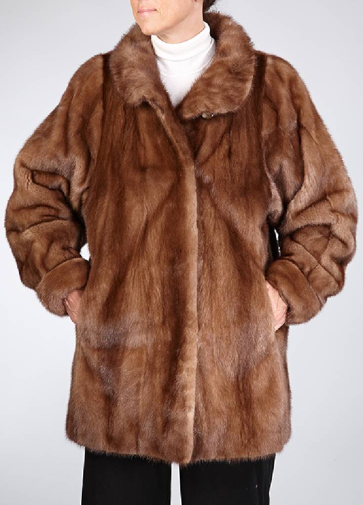 Nerzlongjacke, Gr. ca. 42, Label: Schreiter/Wiesbaden, braunes Innenfutter, 2 seitl. Einschubtaschen, Ärmel mit Umschlag, Kragen mit Zierknopf, ...