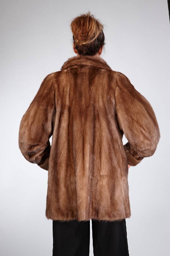 Detail a: Nerzlongjacke, Gr. ca. 42, Label: Schreiter/Wiesbaden, braunes Innenfutter, 2 seitl. Einschubtaschen, Ärmel mit Umschlag, Kragen mit Zierknopf, ...