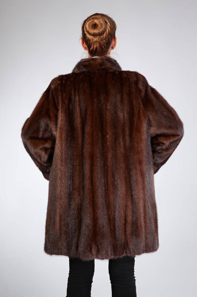 Detail a: Nerz-Longjacke, Gr. ca. 42, Label: Wihid Pelze/Velbert, braunes Innenfutter, Kragen mit Zierknopf, Ärmel mit anged. Manschetten, 2 seitl. ...