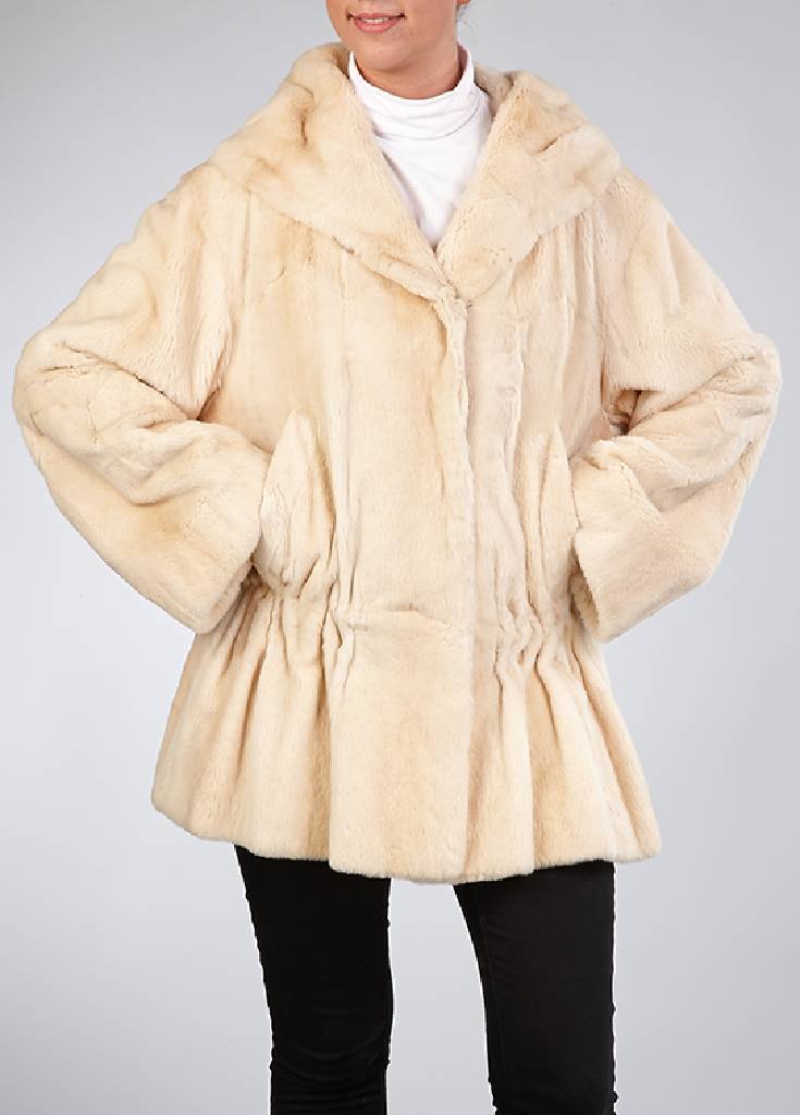 Longjacke aus Samtwiesel mit Kapuze, Gr. ca. 36/38, cremefarb. Felle, große Kapuze, Tunnelzug hüftig, Innenfutter rosefarb., leicht fleckig, ...