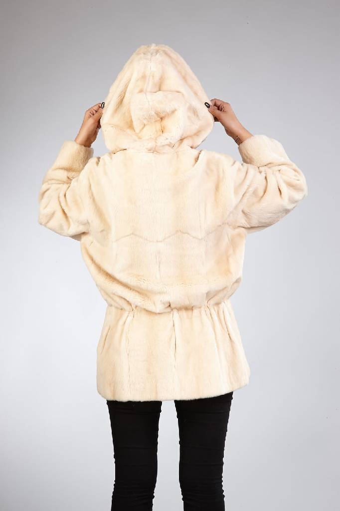 Detail a: Longjacke aus Samtwiesel mit Kapuze, Gr. ca. 36/38, cremefarb. Felle, große Kapuze, Tunnelzug hüftig, Innenfutter rosefarb., leicht fleckig, ...