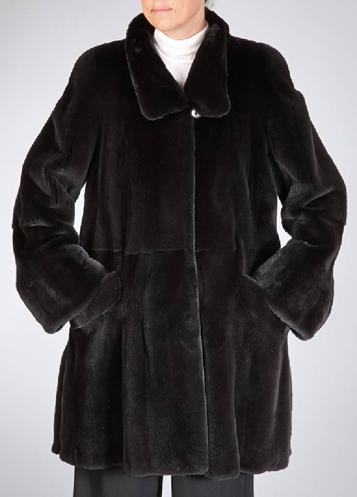 Schwarzer Samtnerzkurzmantel, Gr. ca. 46, Label: Saga Mink, Superb Quality, Ranched Mink, ausgestellte Ärmel, 2 Einschubtaschen, Gehschlitze, ...