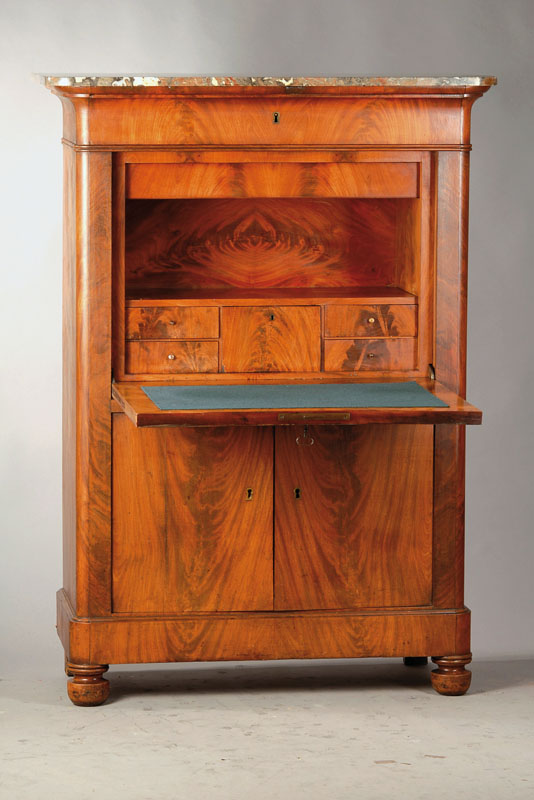 Standsekretär, Frankreich um 1820, Mahagonifurnier gespiegelt verlegt, Ecken abgerundet, Innenleben mit 4 Schüben, 1-türig und Freifach, ...