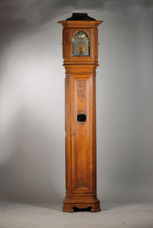 Standuhr, Aachen-Lütticher Barock, um 1760-70, reich verziertes Eichengehäuse, seitlich abgeschrägt, mit Blattornamenten, oberer Abschluss wohl ...