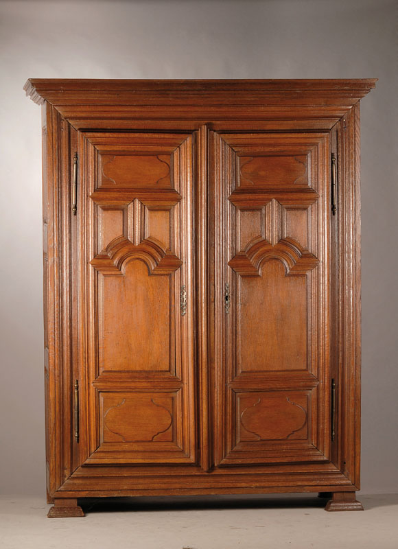 Barockschrank, Lothringen um 1770/80, Eiche massiv, Kopf unterschiedlich profiliert u. getreppt, stilübliche Kassettierung der Türen,Verwendung von ...