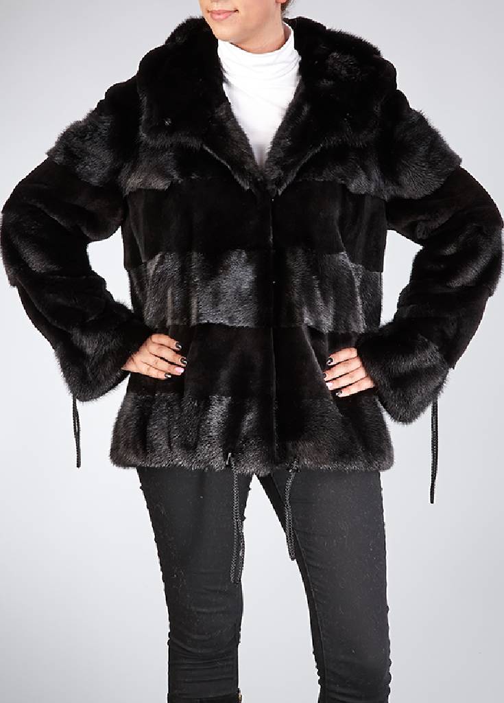 Nerzjacke mit Kapuze, Gr. ca. 42, schwarze Felle quer verarbeitet, Samtnerz und Nerz im Wechsel, schwarzes Innenfutter mit Innenlabel Kopenhagen ...
