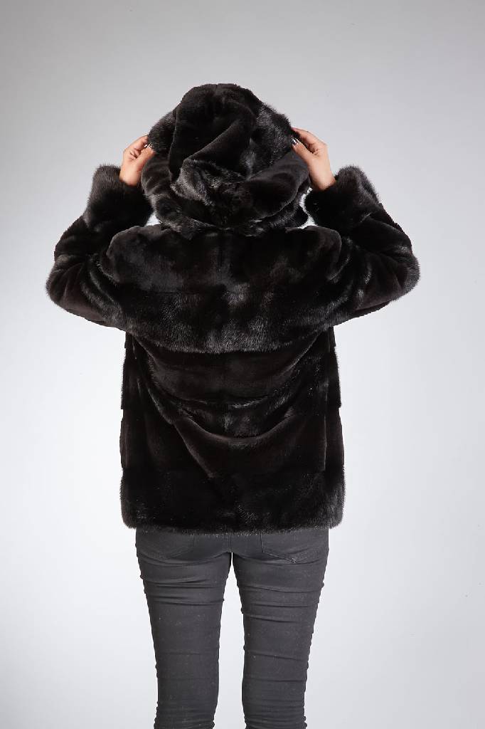 Detail a: Nerzjacke mit Kapuze, Gr. ca. 42, schwarze Felle quer verarbeitet, Samtnerz und Nerz im Wechsel, schwarzes Innenfutter mit Innenlabel Kopenhagen ...