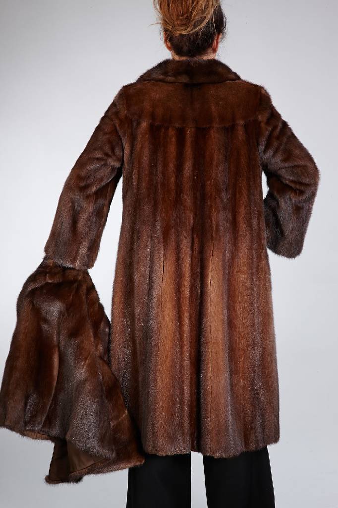 Detail a: Konvolut Nerzmantel und -theaterjacke, Mantel: Gr. ca. 38/40, braune Felle längs verarbeitet, braunes Innenfutter, 2 seitl. Einschubtaschen, Kragen ...