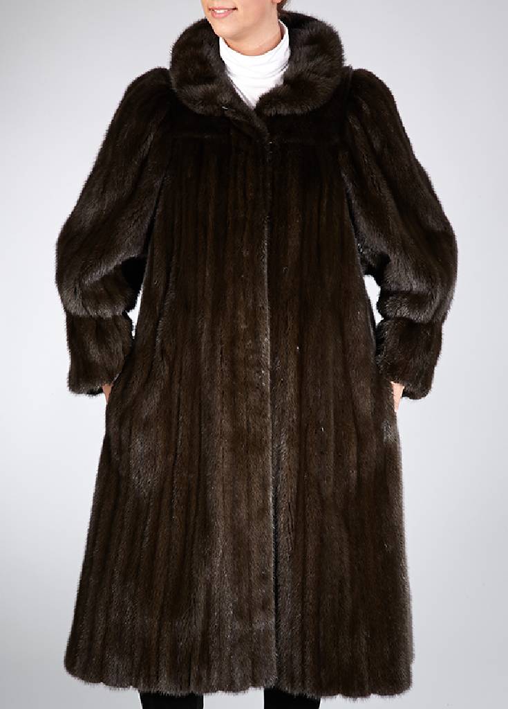 SAGA MINK-Nerzmantel, Gr. ca. 38/40, Felle längs verarbeitet, flaschengrüner Schimmer, Ärmel an Bund angeschnitten, grünes Innenfutter mit Label ...