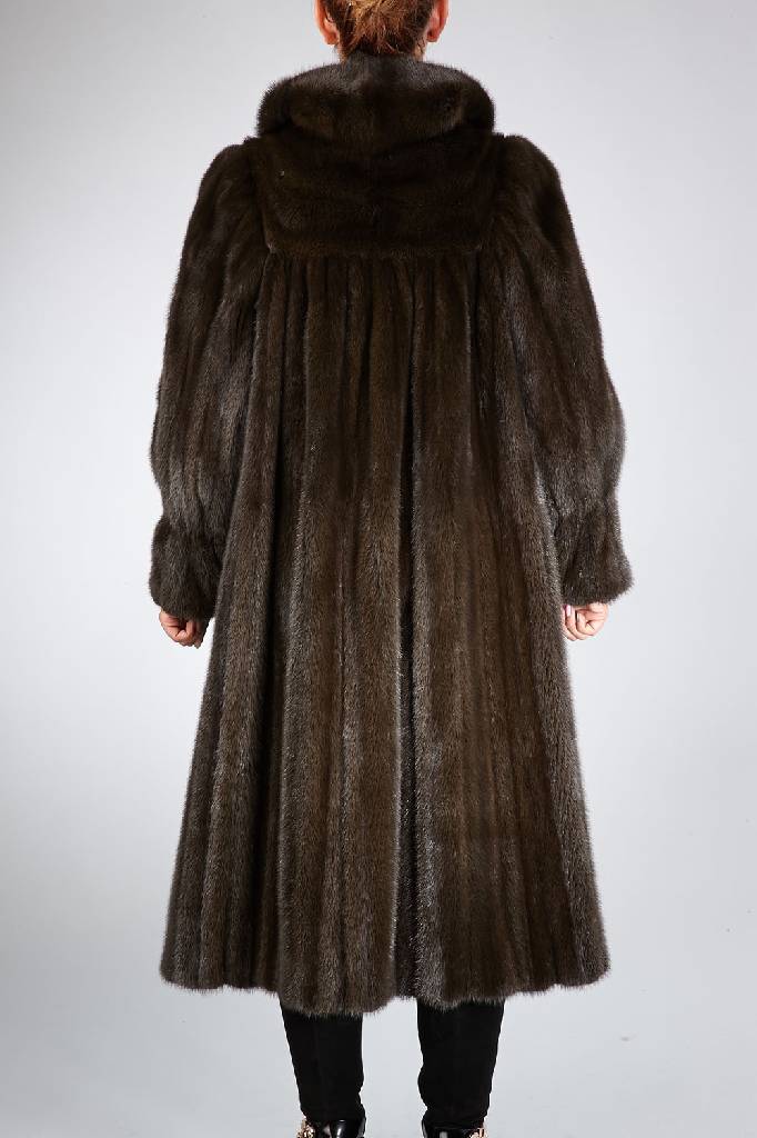 Detail a: SAGA MINK-Nerzmantel, Gr. ca. 38/40, Felle längs verarbeitet, flaschengrüner Schimmer, Ärmel an Bund angeschnitten, grünes Innenfutter mit Label ...
