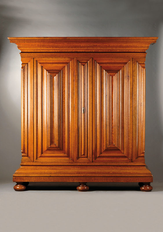 Nasenschrank, Frankfurt um 1760/70, Eiche massiv, Kopf 9-fach getreppt mit verschiedenenGesimsarten u. Halbrundstäben, Türkassetten u.Schlagleiste ...