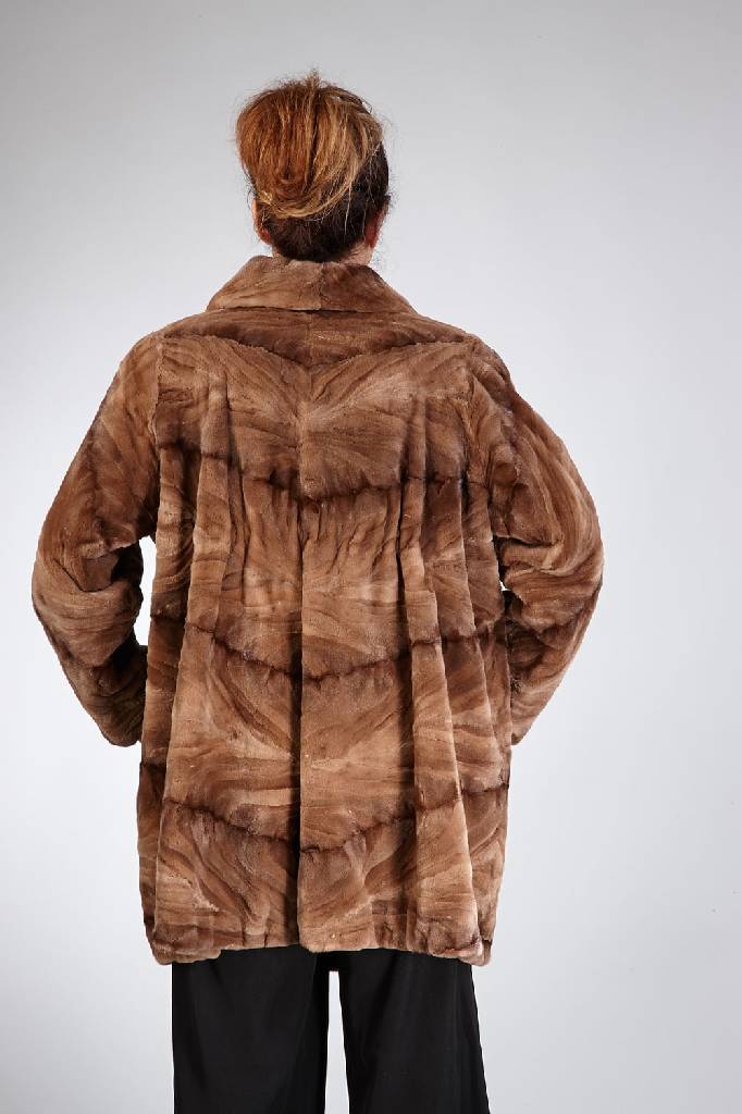 Detail a: Geschorene Nerzlongjacke, Gr. ca. 42/44, hellbraune Nerzstücke quer verarbeitet, 2 seitl. Einschubtaschen, braunes Innenfutter, schließt mit ...