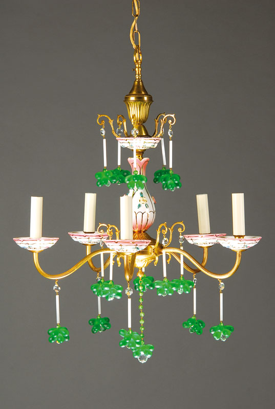 Deckenleuchter, um 1945-50, im gründerzeitlichen Stil, gearbeiteter Messingkorpus, Baluster u. Tropfschalen sowie große Rosette aus Feinsteinzeug, ...