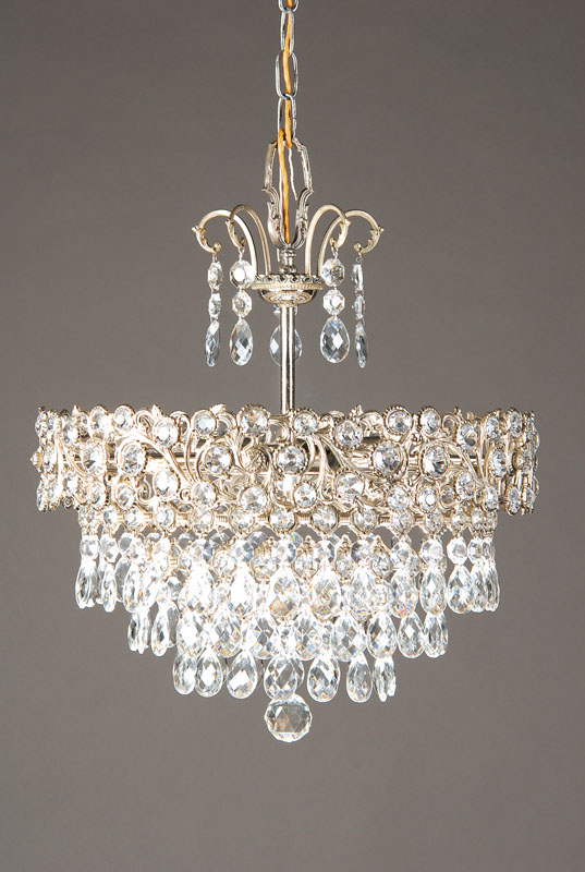 Prismenleuchter, Anfang 20. Jh., Weissbronze Montierung, weitflächig durchbrochen, verchromter Innenbereich, 4- fach getreppt mit geschliffenen u. ...
