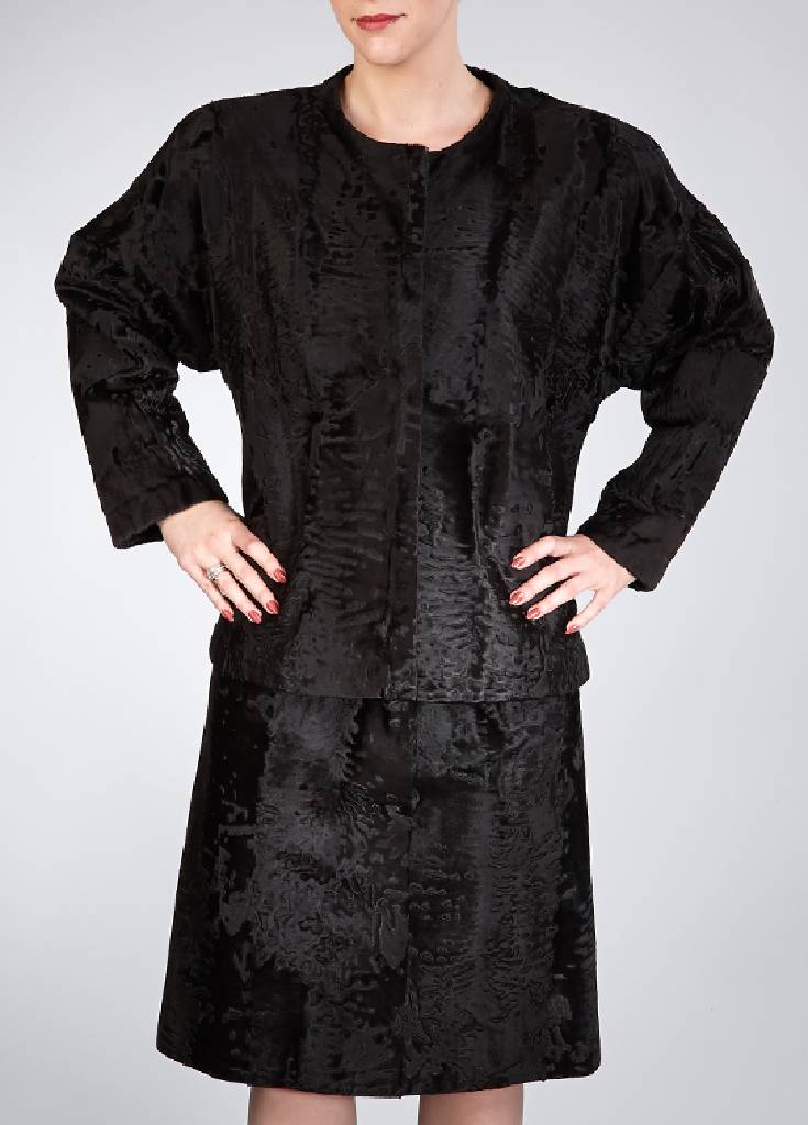 Kostüm aus Breitschwanzpersianer, Gr. ca. 34, sogn. Bleistiftrock, L. ca. 65, seitl. Reißverschluß, Blazer ohne Kragen, Rundausschnitt, ...