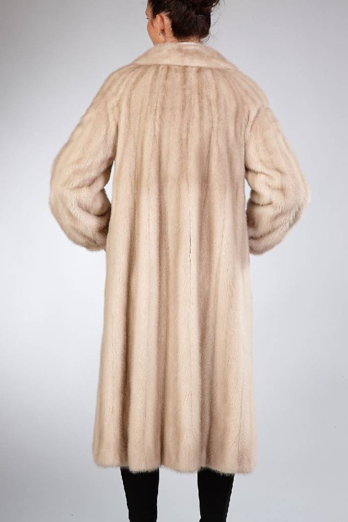 Detail a: Nerzmantel, Gr. ca. 40, helle Felle längs verarbeitet, Label: Saga Mink, Innentasche, 2 seitl. Einschubtaschen, Ärmel mit Bündchen, Reverskragen, ...