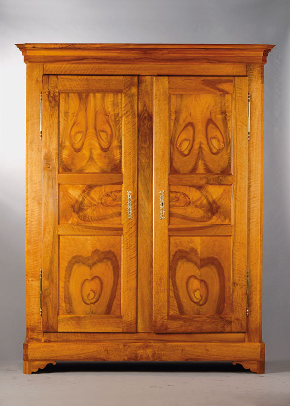 Biedermeierschrank, Freiburg um 1830, Nussbaum furniert u. massiv, Kopf vielfach getreppt, Kassettierung aus massivem Nussbaumhirnholz, auf Rahmen ...