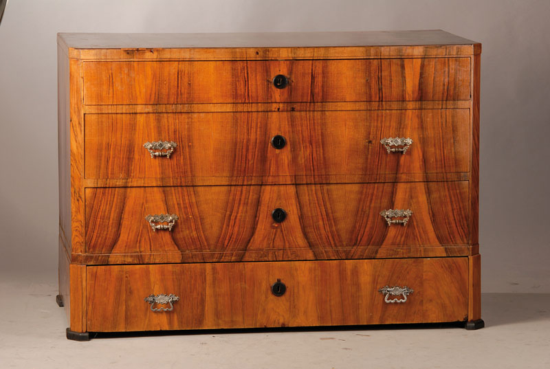 Schreibkommode, 1.H. 19.Jh., Nussbaum 3-fach gespiegelt furniert, Korpus Weichholz, Ecken abgeplattet, Front 4-schübig, 1. Schub mit abklappbarer ...