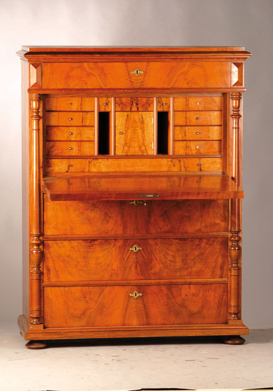 Standsekretär, um 1880, Nussbaumfurnier gespiegelt verlegt, Korpus Weichholz, Platte mit Kantprofil u. abgeneigter Leiste, 4- schübig, seitl. ...