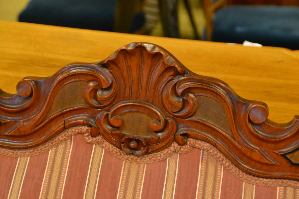 Detail a: Sofa, Dänemark um 1850/60, Nussbaum furnie rt, starke Louis-Phillip-Einflüsse, Rückenlehne 3-fach geschweift mit Muschel-/Rocaillenbekrönung, ...
