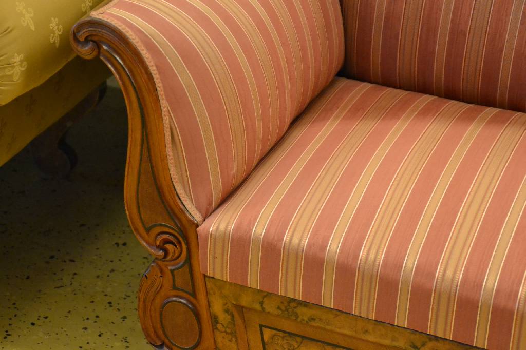 Detail b: Sofa, Dänemark um 1850/60, Nussbaum furnie rt, starke Louis-Phillip-Einflüsse, Rückenlehne 3-fach geschweift mit Muschel-/Rocaillenbekrönung, ...
