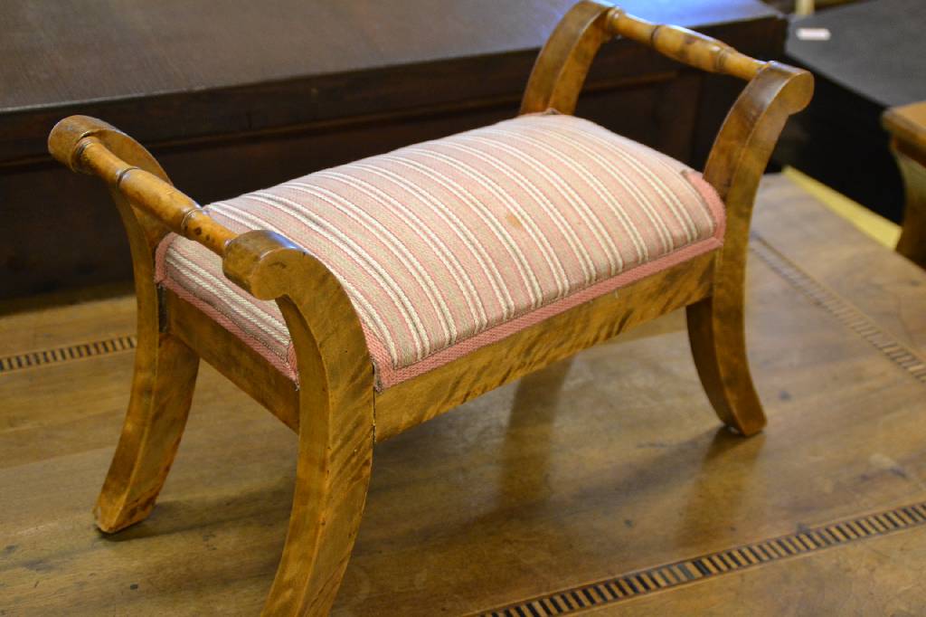 Detail c: Sofa, Dänemark um 1850/60, Nussbaum furnie rt, starke Louis-Phillip-Einflüsse, Rückenlehne 3-fach geschweift mit Muschel-/Rocaillenbekrönung, ...