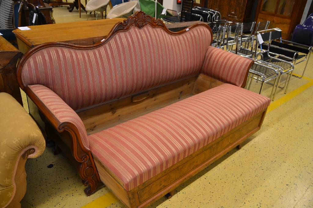 Detail d: Sofa, Dänemark um 1850/60, Nussbaum furnie rt, starke Louis-Phillip-Einflüsse, Rückenlehne 3-fach geschweift mit Muschel-/Rocaillenbekrönung, ...